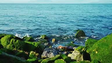 4k实拍深蓝海水海浪冲刷礁石空镜视频的预览图